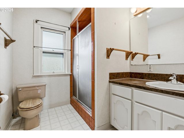 3709 Ne COUCH St, Portland, OR 97232