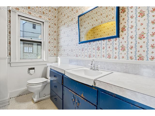 3709 Ne COUCH St, Portland, OR 97232