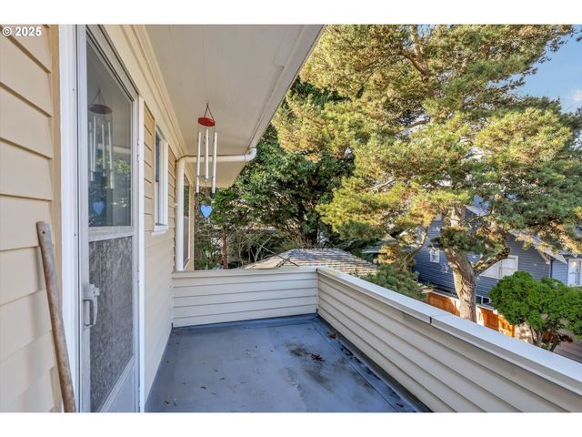 3709 Ne COUCH St, Portland, OR 97232