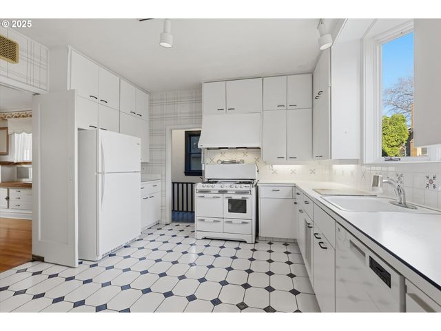 3709 Ne COUCH St, Portland, OR 97232