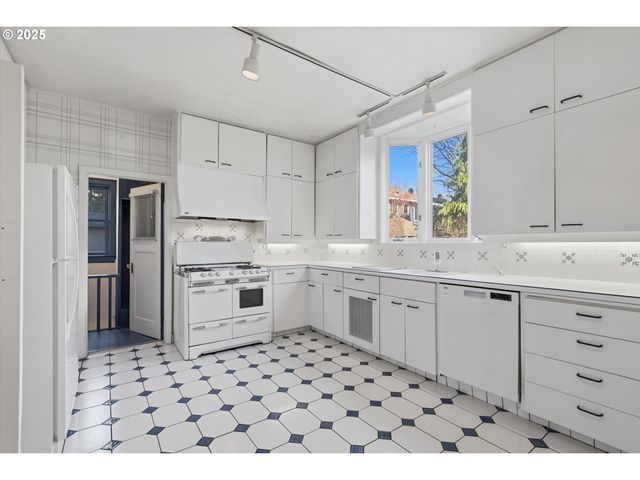 3709 Ne COUCH St, Portland, OR 97232