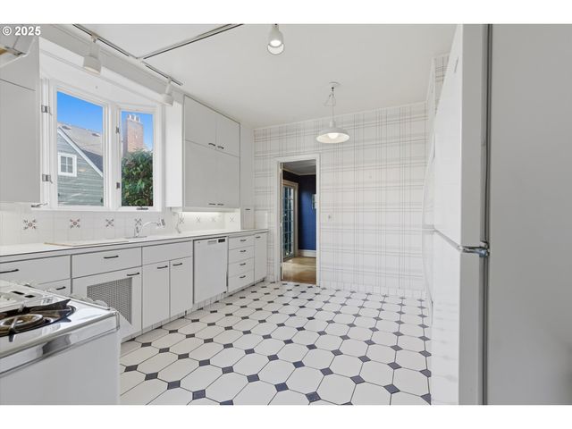 3709 Ne COUCH St, Portland, OR 97232