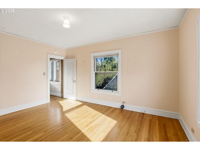 3709 Ne COUCH St, Portland, OR 97232