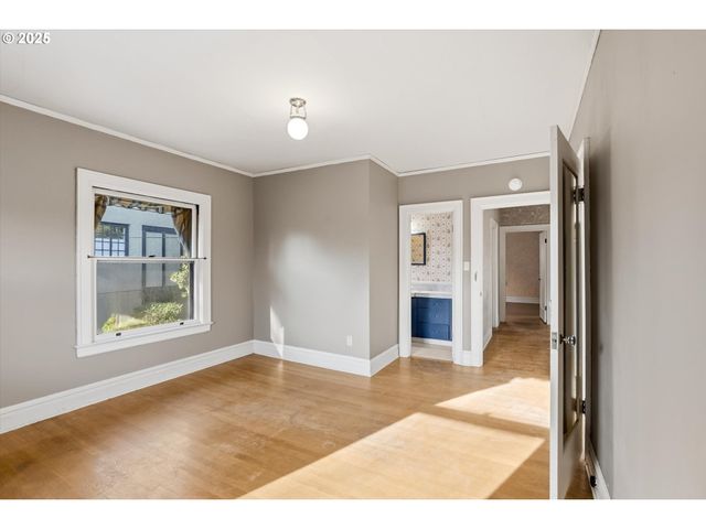 3709 Ne COUCH St, Portland, OR 97232