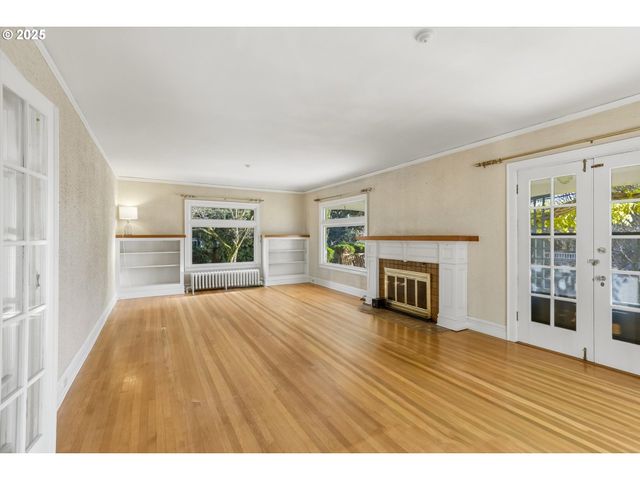 3709 Ne COUCH St, Portland, OR 97232