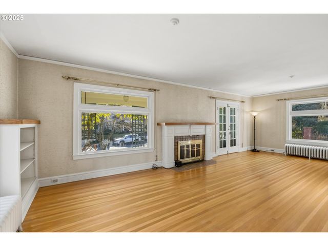 3709 Ne COUCH St, Portland, OR 97232