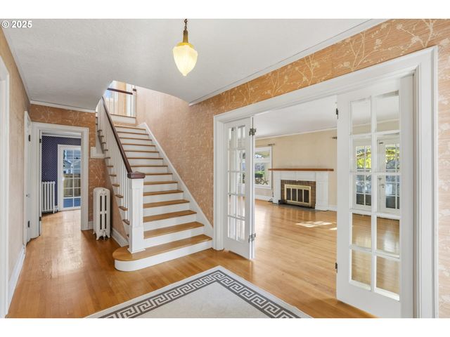 3709 Ne COUCH St, Portland, OR 97232