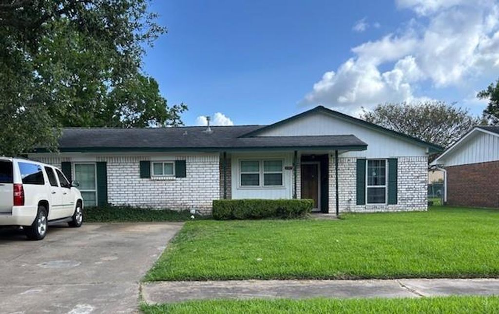 101 Talisman Street, Lake Jackson, TX 77566