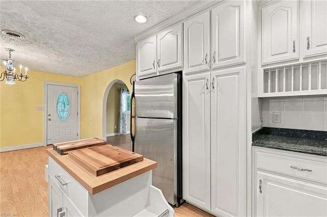 8482 Broad Marsh LN, Hayes, VA 23072