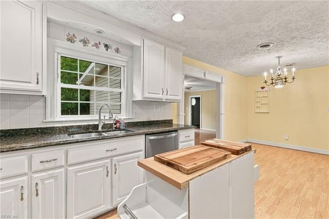8482 Broad Marsh LN, Hayes, VA 23072
