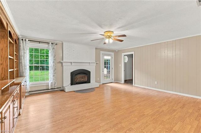 8482 Broad Marsh LN, Hayes, VA 23072