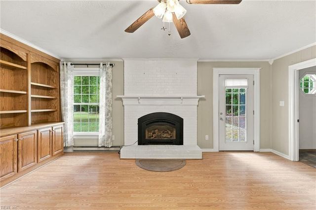 8482 Broad Marsh LN, Hayes, VA 23072