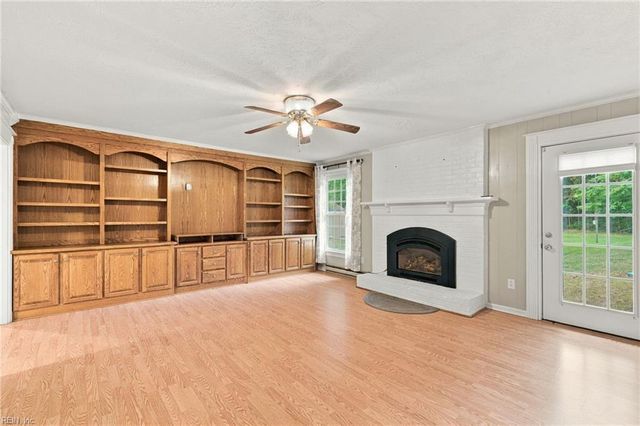 8482 Broad Marsh LN, Hayes, VA 23072