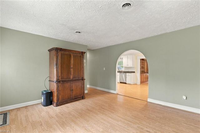 8482 Broad Marsh LN, Hayes, VA 23072