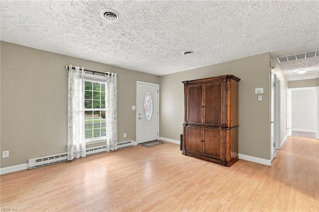 8482 Broad Marsh LN, Hayes, VA 23072