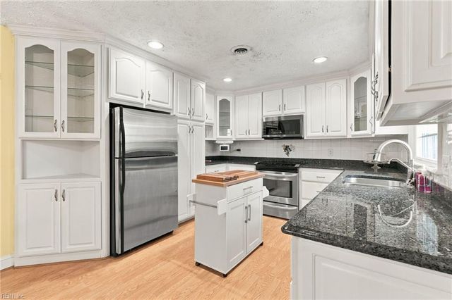 8482 Broad Marsh LN, Hayes, VA 23072