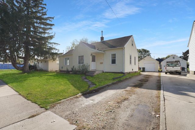 922 E E Mitchell, Waterloo, IA 50702