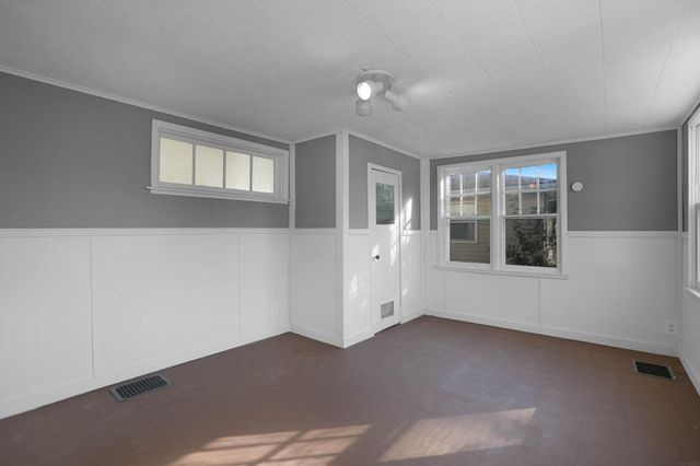 922 E E Mitchell, Waterloo, IA 50702