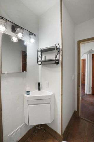 922 E E Mitchell, Waterloo, IA 50702