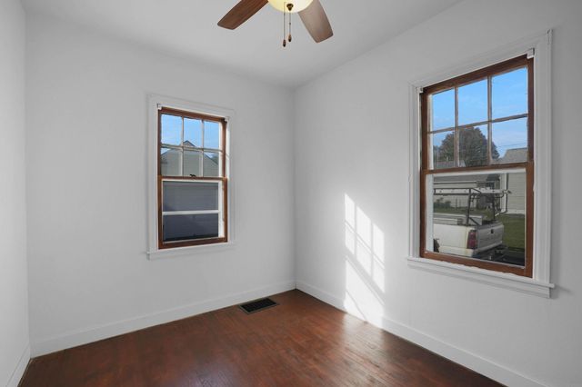 922 E E Mitchell, Waterloo, IA 50702