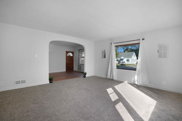 922 E E Mitchell, Waterloo, IA 50702