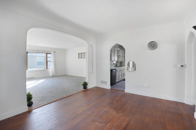 922 E E Mitchell, Waterloo, IA 50702