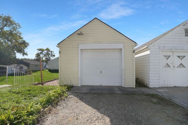 922 E E Mitchell, Waterloo, IA 50702