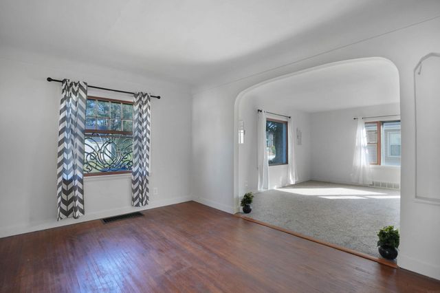 922 E E Mitchell, Waterloo, IA 50702