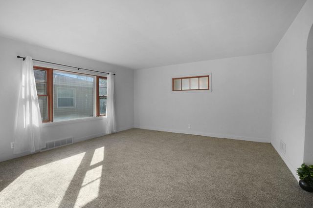 922 E E Mitchell, Waterloo, IA 50702