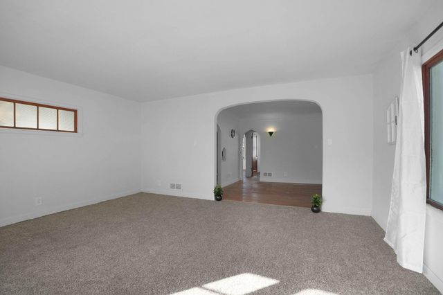 922 E E Mitchell, Waterloo, IA 50702