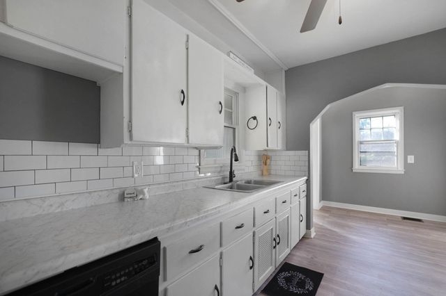 922 E E Mitchell, Waterloo, IA 50702