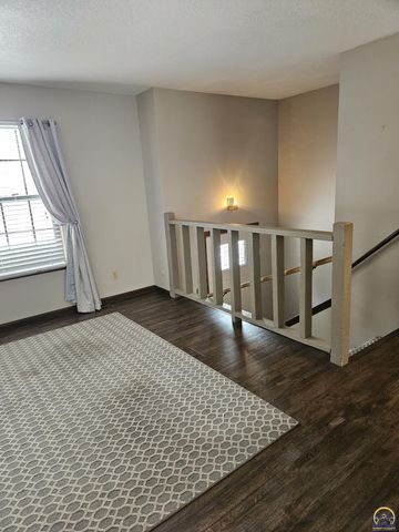 4105 NW Dondee LN, Topeka, KS 66618