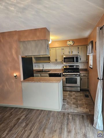 4105 NW Dondee LN, Topeka, KS 66618