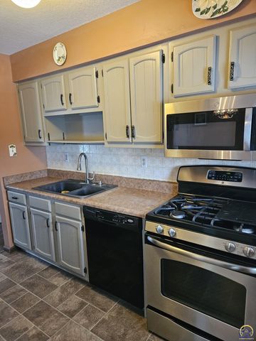 4105 NW Dondee LN, Topeka, KS 66618