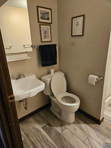 4105 NW Dondee LN, Topeka, KS 66618