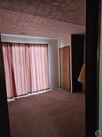 4105 NW Dondee LN, Topeka, KS 66618