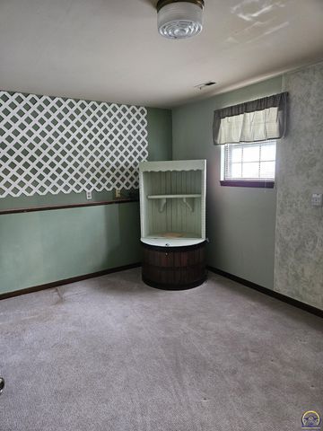 4105 NW Dondee LN, Topeka, KS 66618