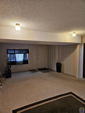 4105 NW Dondee LN, Topeka, KS 66618