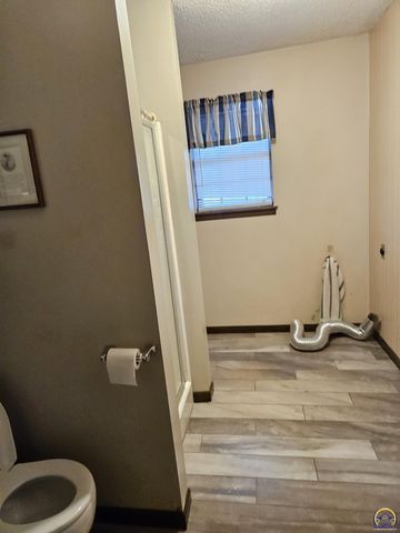 4105 NW Dondee LN, Topeka, KS 66618