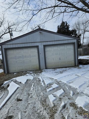 4105 NW Dondee LN, Topeka, KS 66618