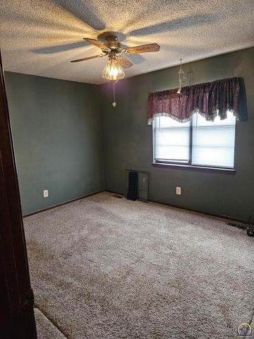 4105 NW Dondee LN, Topeka, KS 66618