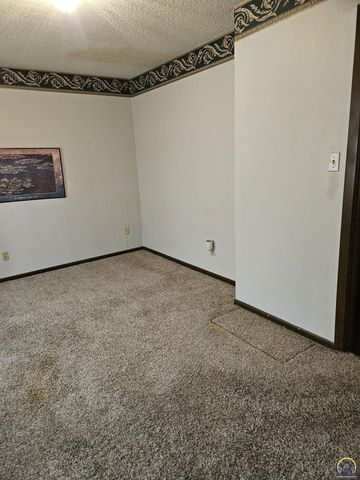 4105 NW Dondee LN, Topeka, KS 66618