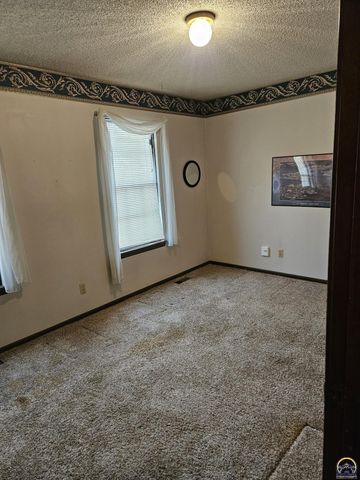 4105 NW Dondee LN, Topeka, KS 66618