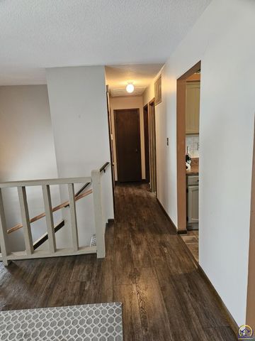 4105 NW Dondee LN, Topeka, KS 66618