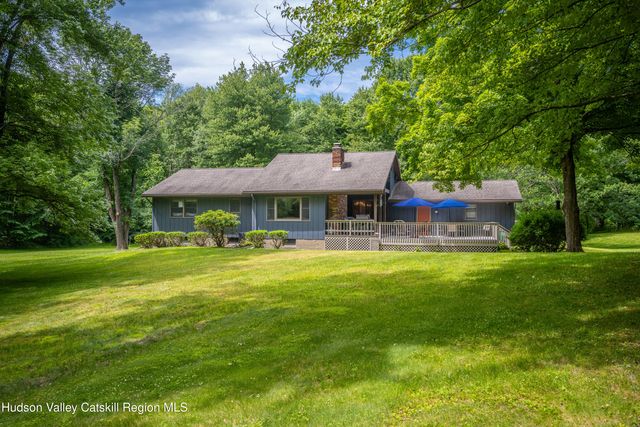202 S Quaker Lane, Hyde Park, NY 12538