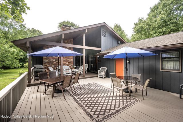 202 S Quaker Lane, Hyde Park, NY 12538