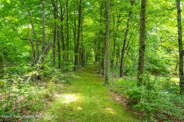 202 S Quaker Lane, Hyde Park, NY 12538