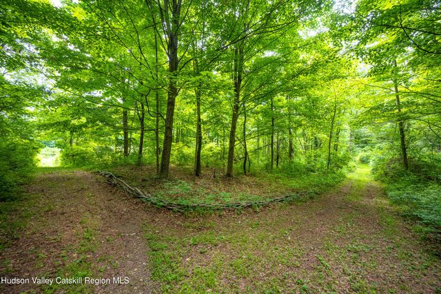 202 S Quaker Lane, Hyde Park, NY 12538