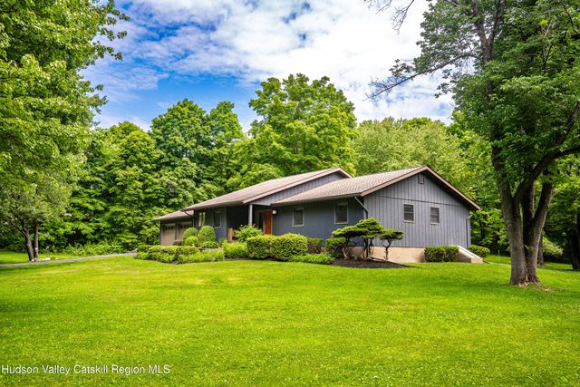 202 S Quaker Lane, Hyde Park, NY 12538