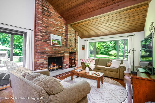 202 S Quaker Lane, Hyde Park, NY 12538